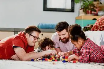 Familie spielt auf dem Boden