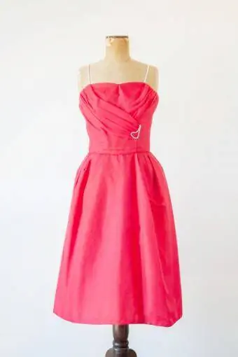 فستان شيفون أحمر من إيما دومب
