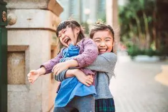 adik kecil bermain dengan gembira