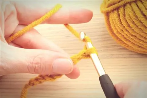 Đan & Đan móc để làm từ thiện: Giúp từng cuộn len một lúc