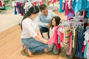 Feliz compras em família