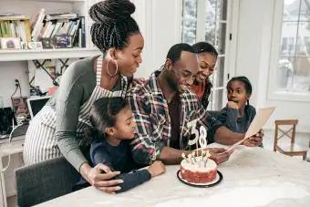 Celebrando cumpleaños con la familia.