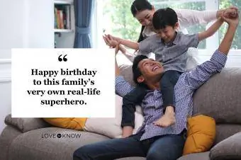 Папа-супергерой с семьей дома