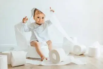Милая девочка с рулонами туалетной бумаги