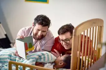 Evlat edinen babalar kızına yatmadan önce hikaye okuyor