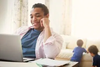 homem usando laptop na sala de estar