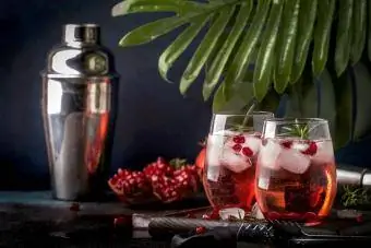 Red cocktail vodka pomegranate juisi, na barafu na Rosemary