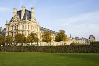 Die Louvre gesien vanaf die Jardin des Tuileries