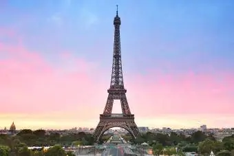 Solopgang i trocadero sted med det smukke Eiffeltårn