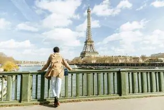 Turista mirando hacia la torre Eiffel y el río Sena.
