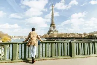 Turista olhando para a Torre Eiffel e o Rio Sena