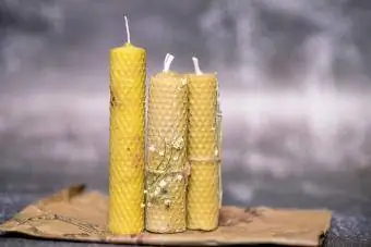 Krásne ručne vyrábané sviečky z včelieho vosku
