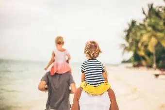 familie går ved havet