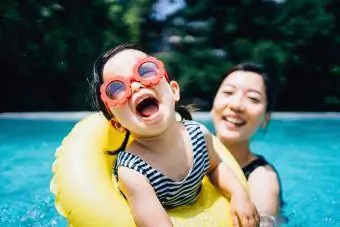 glad småbørn pige med solbriller