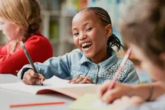 skolflickateckning på grundskolan