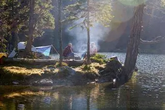 Mand og kvinde camping på lille ø