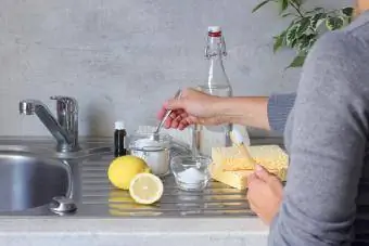 Ženy si doma připravují přírodní nechemický čistič s jedlou sodou a octem a citronem