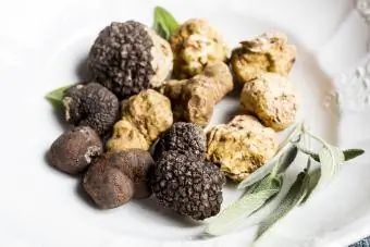 truffle hitam dan putih