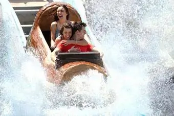 Na-splash sa Log Flume Ride