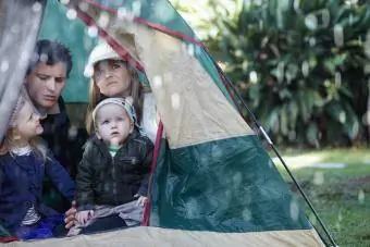 Familie saß an einem regnerischen Tag in ihrem Zelt fest