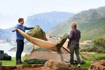 İki adam kamp alanlarını kuruyor