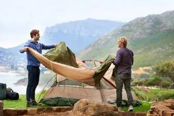 Dos hombres montando su campamento