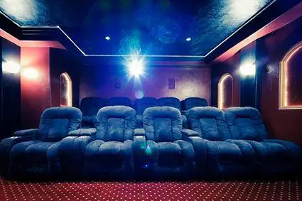 13 funcions clau de disseny d'interiors de cinema a casa