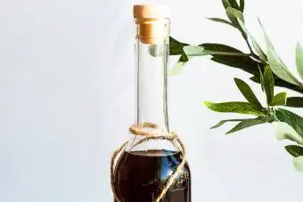 Бутылка ромового напитка с зеленой оливковой ветвью