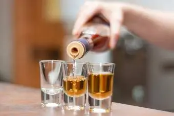 Kézi öntés rum shot poharak az asztalon