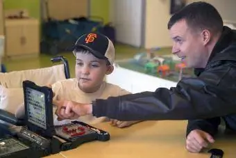 Le capitaine de la marine américaine joue au jeu de société Battleship avec un enfant