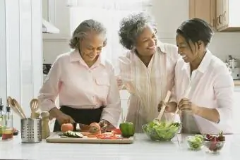Wanita menyediakan makanan di dapur