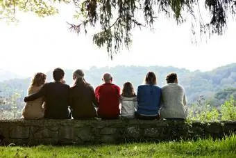 Familie van meerdere generaties ontspannend op de keermuur