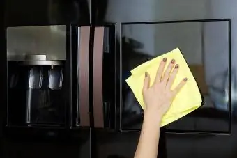 Nettoyage d'un réfrigérateur en acier inoxydable noir