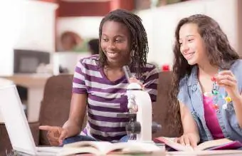 Nenes adolescents estudiant ciències a casa