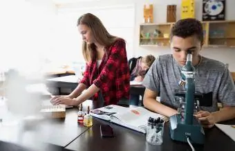 Étudiants du secondaire faisant leurs devoirs de chimie