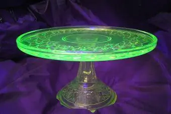 Ultravioletinėje šviesoje fluorescuojantis urano stiklas