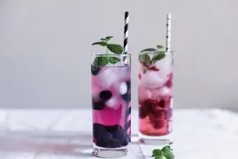 zomer gekoelde drankjes op tafel