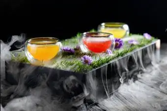 Värikäs cocktail jossa kuivajäävaikutelma