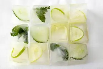 Pinalamutian ng mga ice cubes
