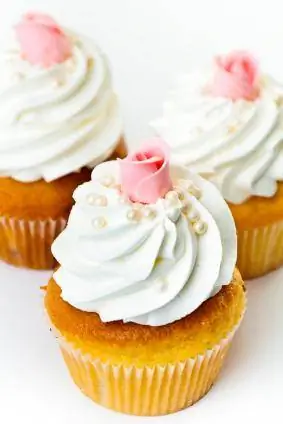 Cupcakes üzərinə çırpılmış qaymaqlı krem