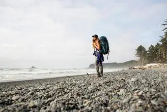 Backpacking di sepanjang pantai di Taman Negara Olimpik.