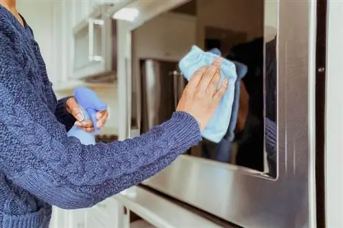 Cum să curățați sticla cuptorului în pași simpli (inclusiv între sticla)