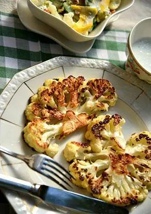 Filets de coliflor en un plat de sopar