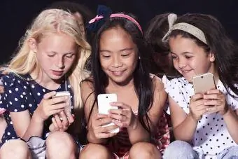 Groep vriende wat hul fone gebruik