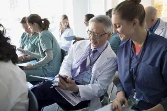 Médecin montrant un téléphone portable au public du séminaire des infirmières