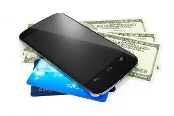 Téléphone portable sur nous, papier-monnaie et cartes de crédit
