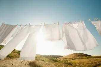 Biancheria stesa su stendibiancheria contro il cielo blu