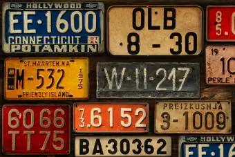 Placas De Carros Na Parede De Madeira