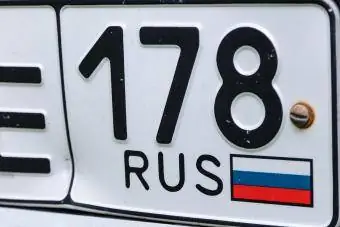 En del af bilens nummerplade med Ruslands flag og koden for St. Petersborg 178
