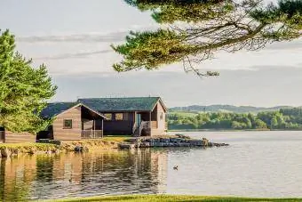 Hus ved søens havnefront